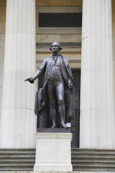 George Washington Statue in the front of Federal Hall in New York City — Stock Photo, Image