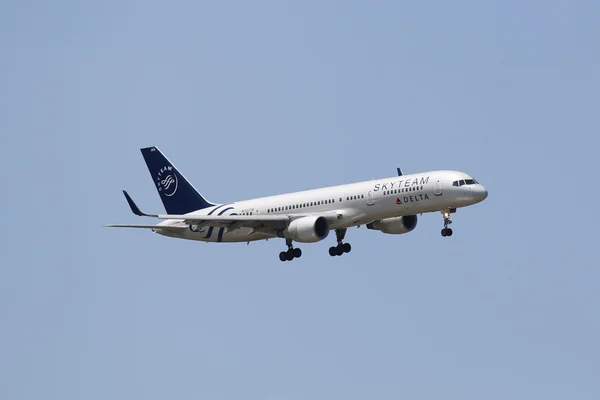 Delta Airlines Boeing 757 in New York sky before landing at JFK Airport — Stock Photo, Image