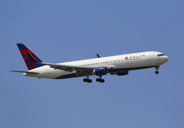 Delta Airlines Boeing 737 in New York sky before landing at JFK Airport — Stock Photo, Image