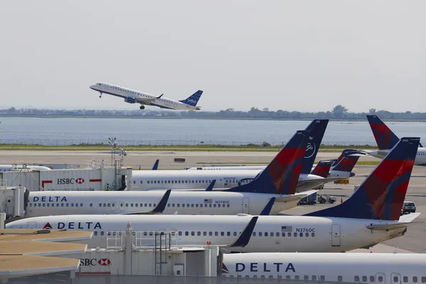 JetBlue Embraer 190 despegando del aeropuerto JFK en Nueva York —  Fotos de Stock
