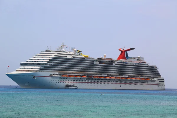 Carnival Traumkreuzfahrtschiff ankert im Hafen von George-Stadt, Grand Cayman — Stockfoto