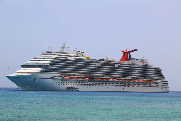 Carnaval droom cruise schip ankers op de poort van george town, grand cayman — Stockfoto