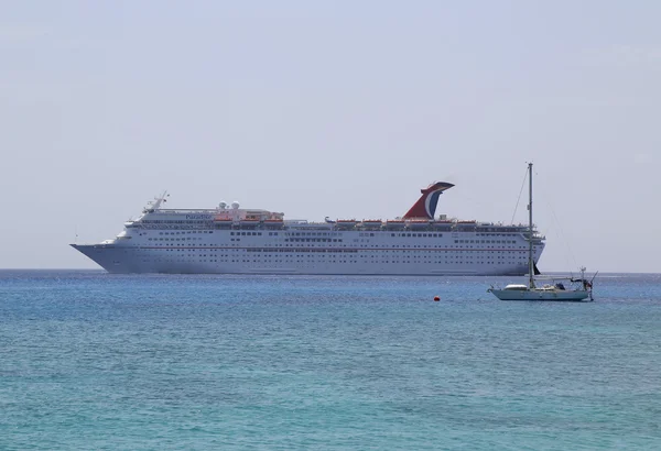 Carnival Paradise Kreuzfahrtschiff ankert im Hafen von George-Stadt, Grand Cayman — Stockfoto