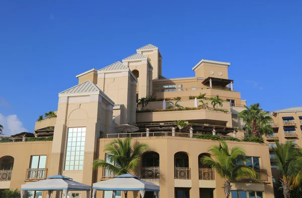 Le complexe de luxe Ritz-Carlton Grand Cayman situé sur la plage de Seven Miles — Photo