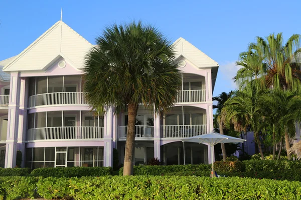 Luxusní byt se nachází na pláži sedm mil na grand cayman — Stock fotografie