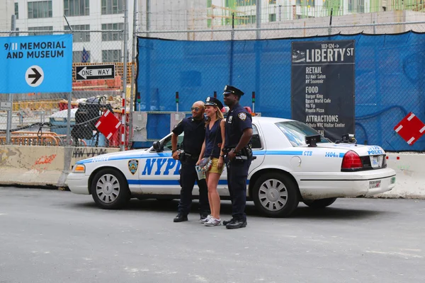 拍照的旅游资源在曼哈顿世贸中心附近的纽约警察局警务人员 — 图库照片