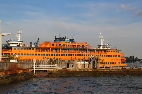 Staten Island Ferry atracado no Terminal Whitehall em Manhattan — Fotografia de Stock