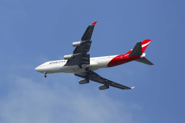 Qantas Airline Boeing 747-400 in New York sky before landing at JFK Airport — Stock Photo, Image