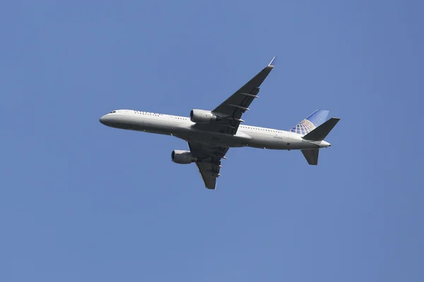 United Airlines  Boeing 757 in New York sky before landing at JFK Airport — Stock Photo, Image