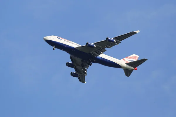 जेएफके हवाई अड्डे पर उतरने से पहले न्यूयॉर्क आकाश में ब्रिटिश एयरवेज बोइंग 747-400 — स्टॉक फ़ोटो, इमेज