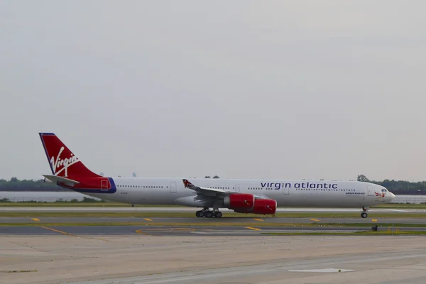 Virgin Atlantic Airbus A340 opodatkowania w Lotnisko Jfk w Nowym Jorku — Zdjęcie stockowe