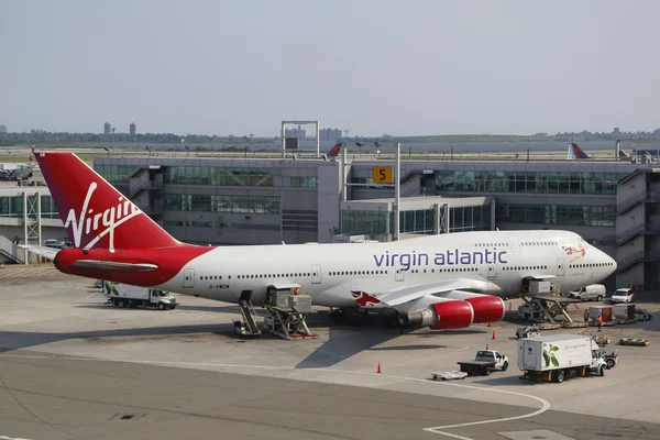 Virgin atlantic Boeinga 747 przy bramie na terminal 4 lotnisku jfk w Nowym Jorku — Zdjęcie stockowe