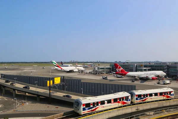 AirTrain dell'aeroporto nella parte anteriore del Terminal 4 — Foto Stock