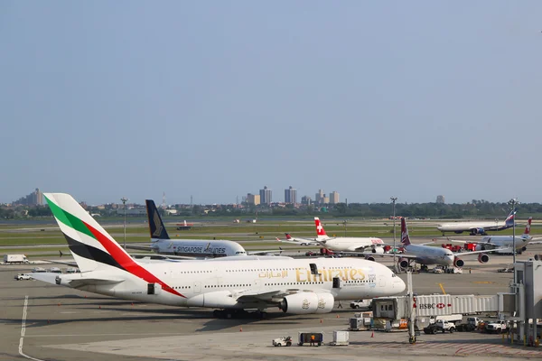 Emiraten luchtvaartmaatschappij airbus a380 in jfk airport in new york — Stockfoto