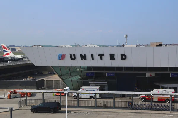 Терминал 7 United Airlines в международном аэропорту имени Джона Ф. Кеннеди в Нью-Йорке — стоковое фото