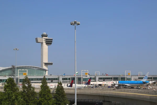 Терминал 4 авиакомпании Delta Airline и диспетчерская вышка в международном аэропорту имени Джона Ф. Кеннеди в Нью-Йорке — стоковое фото