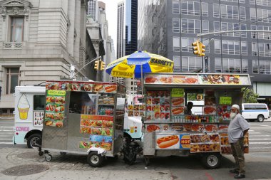 manhattan'ın sokak satıcısı sepeti