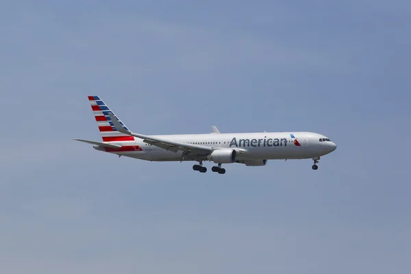 Amerykańskie linie lotnicze boeing 767 w Nowym Jorku niebo przed lądowaniem na lotnisku jfk — Zdjęcie stockowe