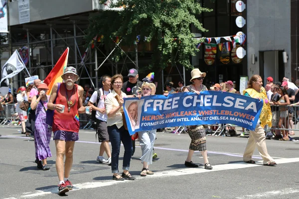 Lgbt pride parade teilnehmer fordern freiheit für chelsey manning in new york — Stockfoto