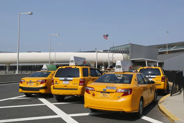 New york taxi raden bredvid jetblue terminal 5 på john f kennedy-flygplatsen i new york — Stockfoto