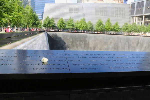 Flower left at the National 9 11 Memorial at Ground Zero in Lower Manhattan — Stock Photo, Image