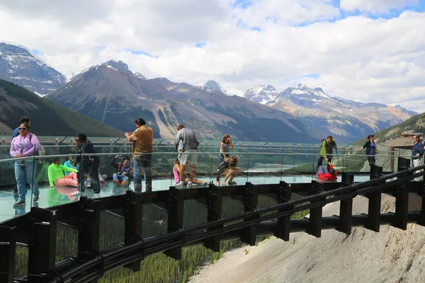 Turister på glaciären skywalk i jasper national park — Stockfoto