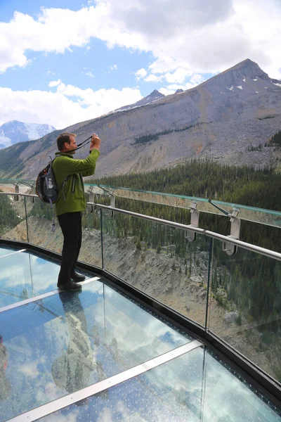 Turista no Glacier Skywalk no Parque Nacional Jasper — Fotografia de Stock