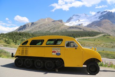 jasper milli parkta columbia icefields, Kanada içinde tarihsel kar arabası