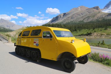 jasper milli parkta columbia icefields, Kanada içinde tarihsel kar arabası