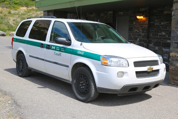 Parks Canada Park Wardens car in Banff National Park in Banff, Alberta, Canada — Stock Photo, Image