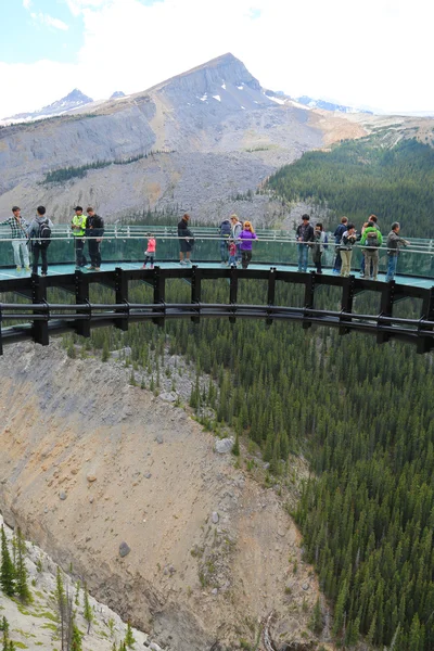 Turystów na lodowiec skywalk w parku narodowym jasper, Kanada — Zdjęcie stockowe