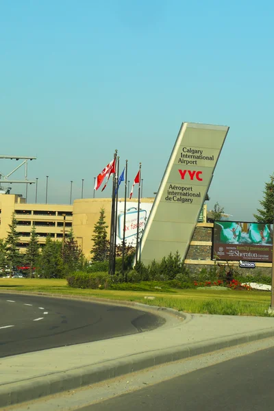 Ingang op de internationale luchthaven van calgary — Stockfoto