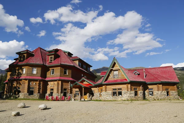 Histórico Num-Ti-Jah Lodge cerca de Bow Lake en Banff National Park, Canadá — Foto de Stock