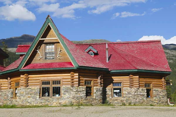 Historiska num-ti-jah lodge nära bow lake i banff national park, Kanada — Stockfoto