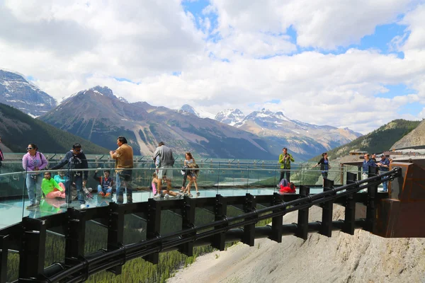 Tourists at the Glacier Skywalk in Jasper National Park,Canada — Stock Photo, Image