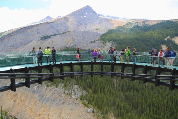 Turisté na ledovec skywalk v národním parku jasper, Kanada — Stock fotografie