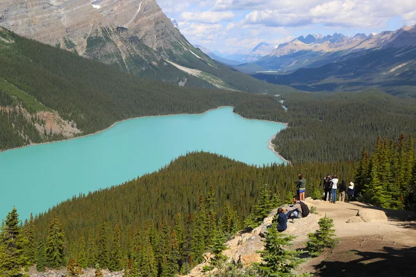 Toeristen op Peytomeer in banff national park, alberta, canada — Stockfoto