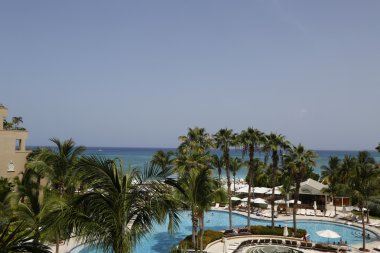 yedi mil sahilde yer alan ritz-carlton grand cayman lüks resort