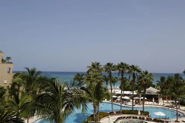Het ritz-carlton grand cayman luxeresort ligt aan het strand van zeven mijl — Stockfoto