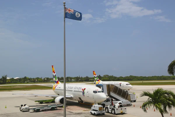 Boeing 737 авиакомпании Cayman Airways в международном аэропорту Оуэна Робертса в Гранд-Кеймане — стоковое фото
