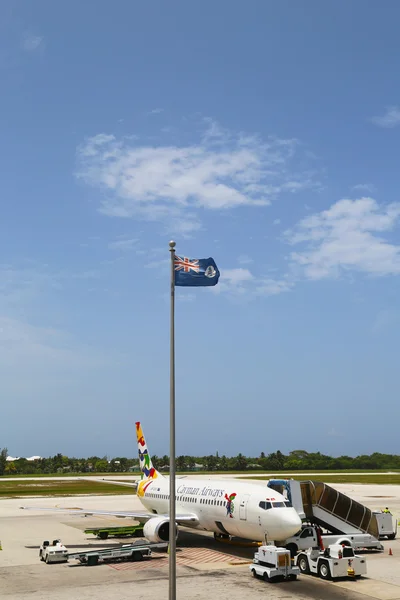 Cayman Airways Boeing 737 no Aeroporto Internacional Owen Roberts em Grand Cayman — Fotografia de Stock