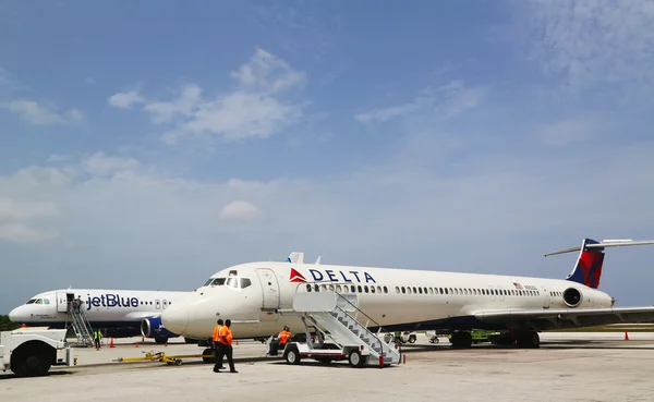 Delta airlines mcdonnell douglas md-80 i jetblue Airbusa a320 w owen roberts międzynarodowy port lotniczy w grand cayman — Zdjęcie stockowe