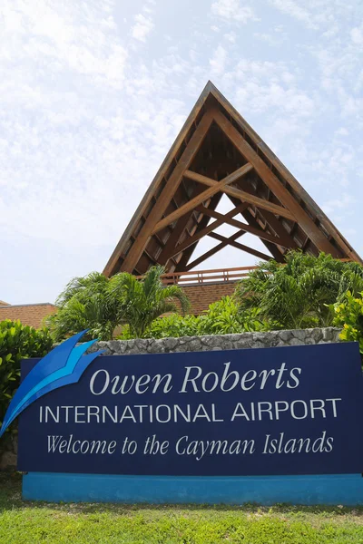 欧文 · 罗伯茨国际机场在大开曼岛 — 图库照片