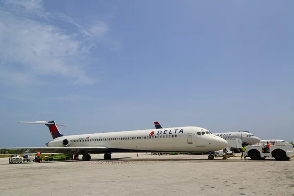 Delta airlines mcdonnell douglas md-80 i nam linie lotnicze jet w owen roberts międzynarodowy port lotniczy w grand cayman — Zdjęcie stockowe