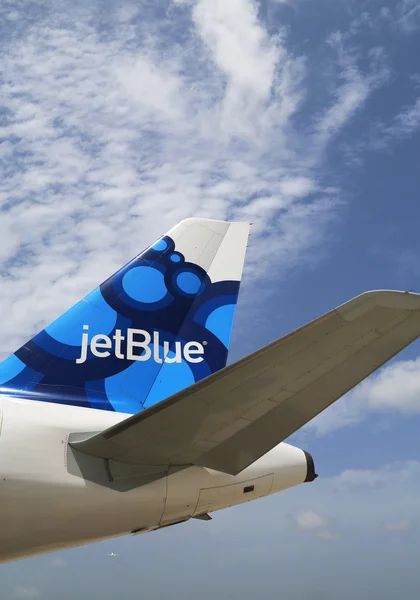 JetBlue Airbus A320 чернично-вдохновленный дизайн портного в Международном аэропорту Оуэна Робертса на Гранд Каймановых островах — стоковое фото