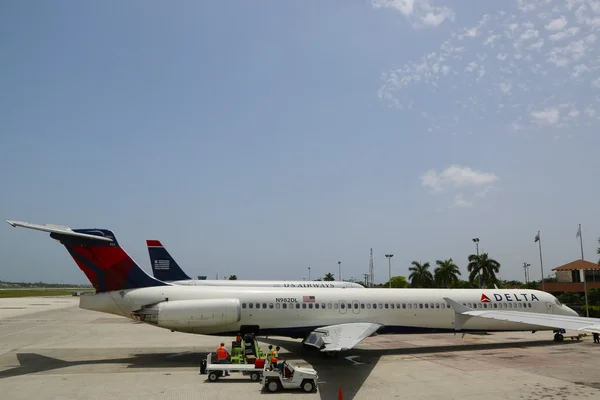 Delta Airlines McDonnell Douglas MD-80 e US Airways jet all'aeroporto internazionale Owen Roberts di Grand Cayman — Foto Stock