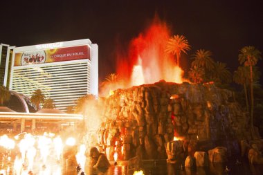 mirage hotel yapay yanardağ patlama las vegas göstermek