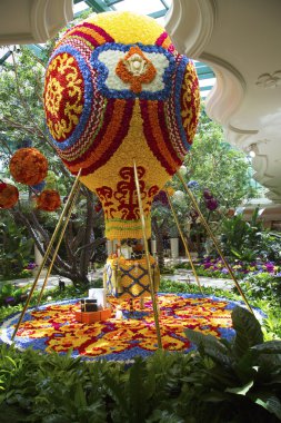 wynn hotel ve casino las vegas atrium içinde çiçek sıcak hava balonu