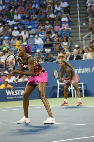 Die sechzehnfache Grand-Slam-Siegerin Serena Williams im Erstrunden-Doppel mit Teamkollegin Venus Williams bei den US Open 2013 — Stockfoto