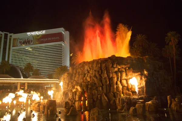 The Mirage Hotel artificial Vulcão Eruption show em Las Vegas — Fotografia de Stock